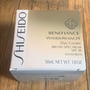 Benefiance
Wrinkle Smoothing Day Cream SPF 18